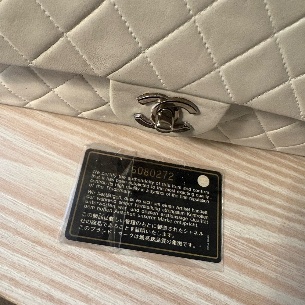 Chanel Classic Flap White Size Medium - Picture 4 of 16